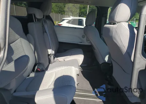 2025 Toyota Sienna Le z USA, uszkodzony, nr VIN 5TDKRKEC7SS226629